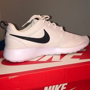 nike womens roshe one